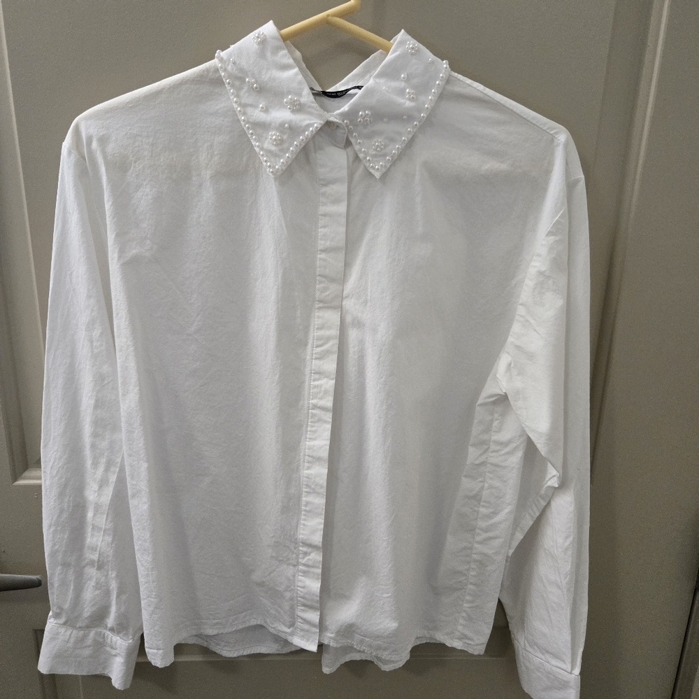 Cropped White Poplin Dress Shirt With Pearl-Embellished Collar